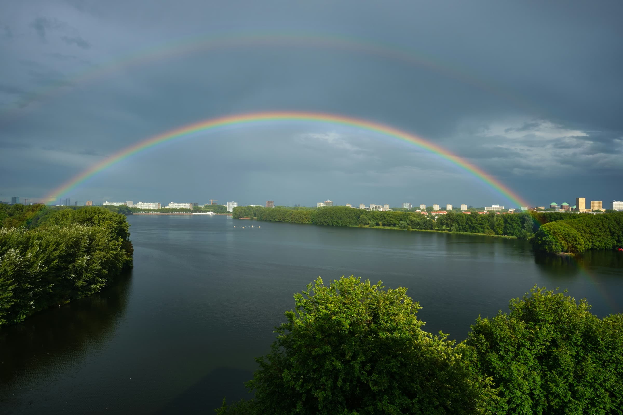 Dubbele regenboog boven de Sloterplas in Amsterdam